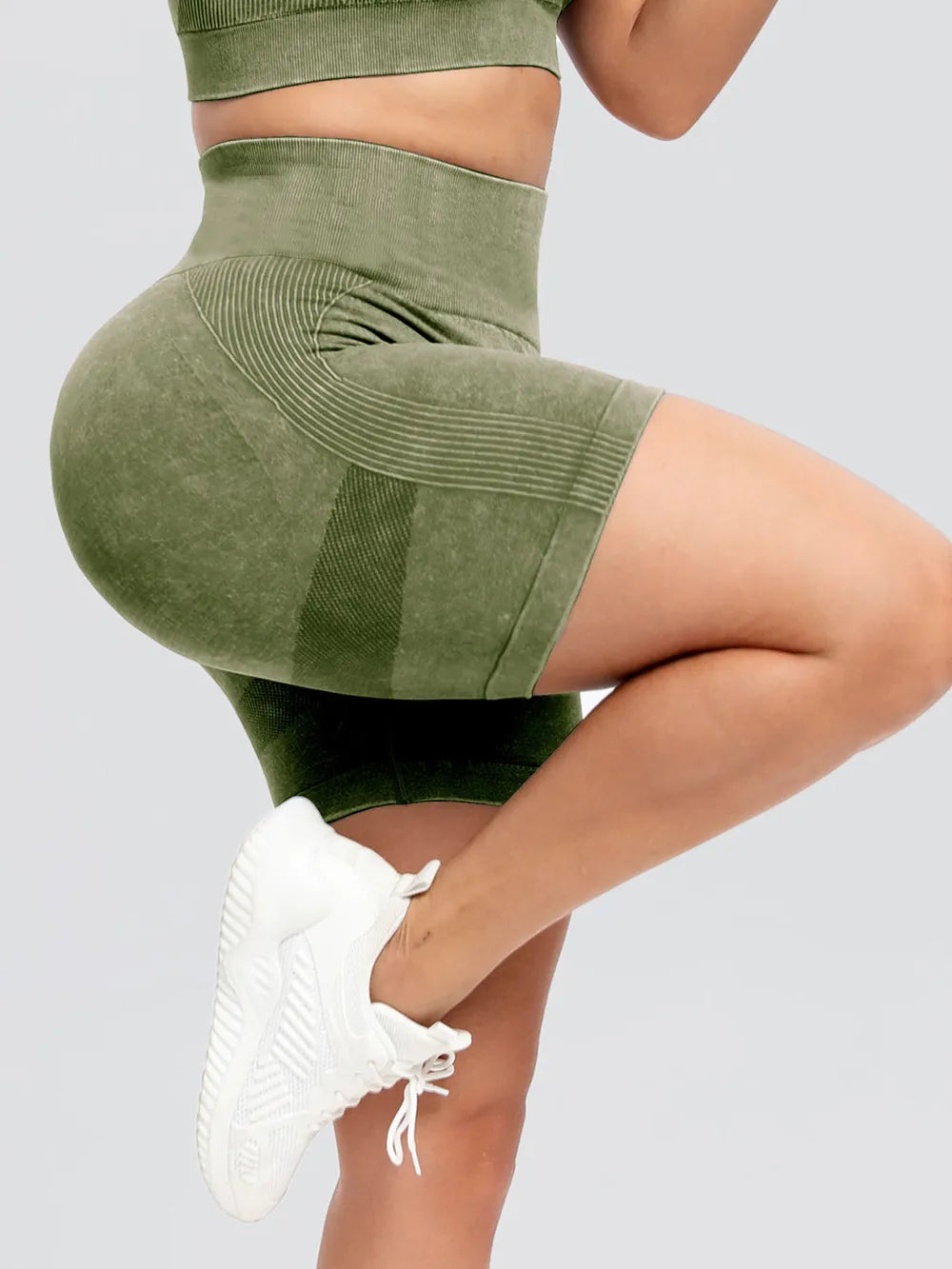 Peeli seamless leggings green — side profile showing push-up silhouette