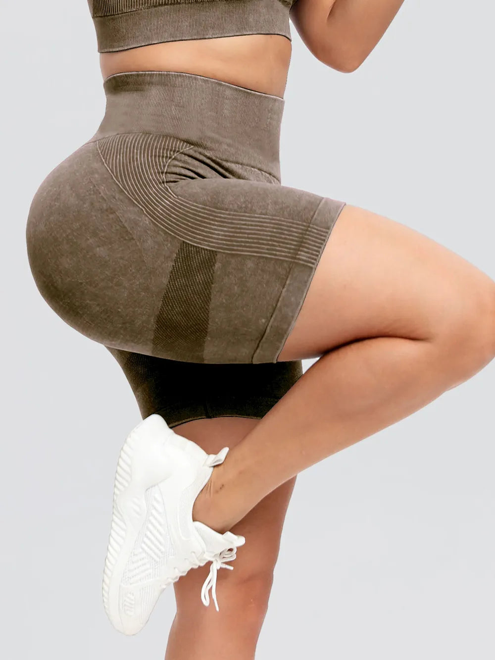 Peeli seamless leggings coffee brown — side profile showing push-up silhouette
